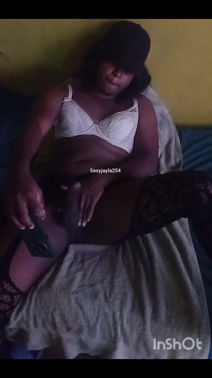Sexyjayla254: Kamera merakam shemale Afrika ini mengusap batang hitam besarnya sehingga...