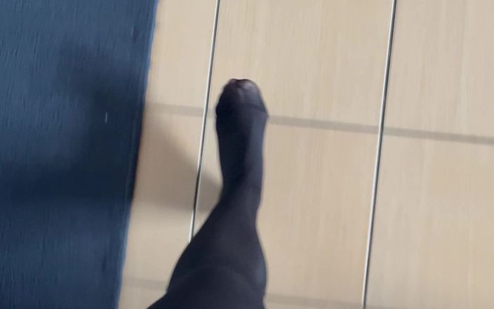 Feet: Punto de vista: caminando en medias negras