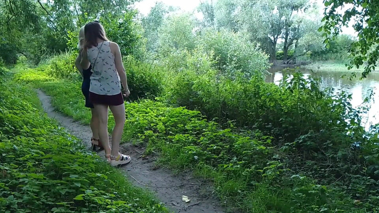 Assol: Deux filles se sont arrêtées sur le bord de la...