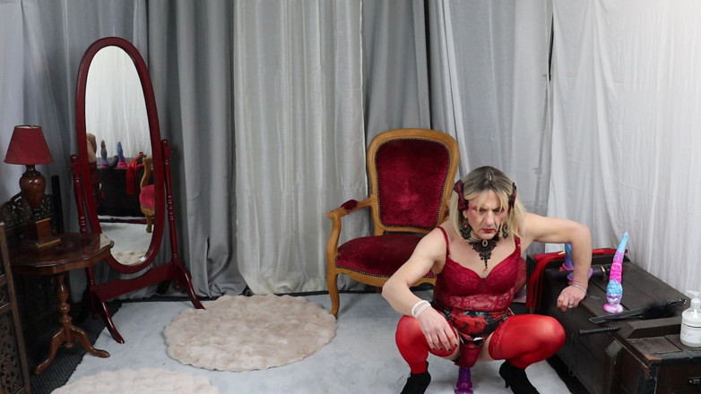Sissy Dee Dee: シシー・ディーは自分の役目を果たすべきなのに自分で遊ぶのが好きで、ミストレスもそれに加わることにした