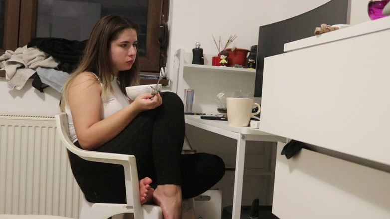 NipsAndStrips: デスクで食事中におならをする