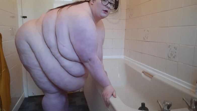 SSBBWLadyBrads: SSBBW prea grasă pentru a se fute cu un vibrator...