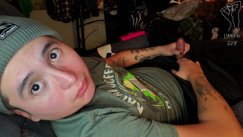 Lymph Guy: Un latino jouit sur sa chemise
