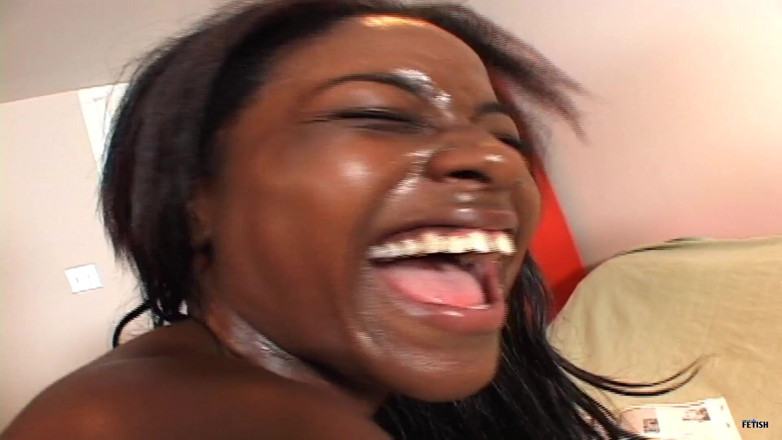 Inter-racial: Eboni cantik yang bertetek besar mengongkek zakar besar untuk mendapatkan...