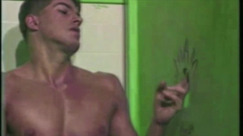 Gaybareback: Tuvaletteki duvar deliklerini emiyor