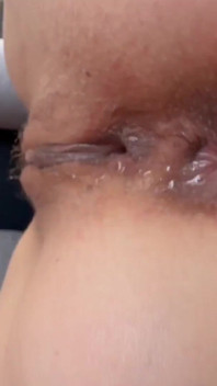 Toilettes publiques : une fille en forme asiatique #anal anulingus et fétiche #pissing dans la salle de bain et les toilettes sales