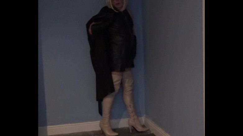 Leather Kirsten: 玩在皮革