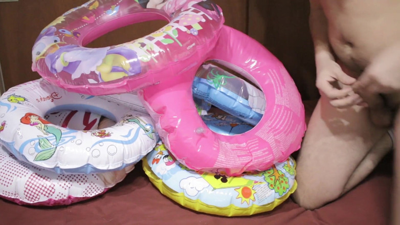 Inflatable Lovers: A lot of swimrings