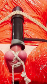 Acımasız yarak sağma (sıkı parlak kırmızı plastik mummificaton ve uzaktan anal stimülasyon)