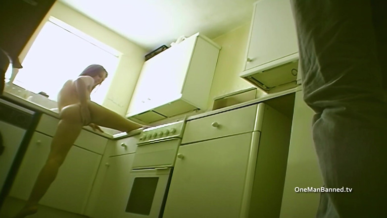 One Man Banned: Si rambut coklat British kurus bergambar di dapur