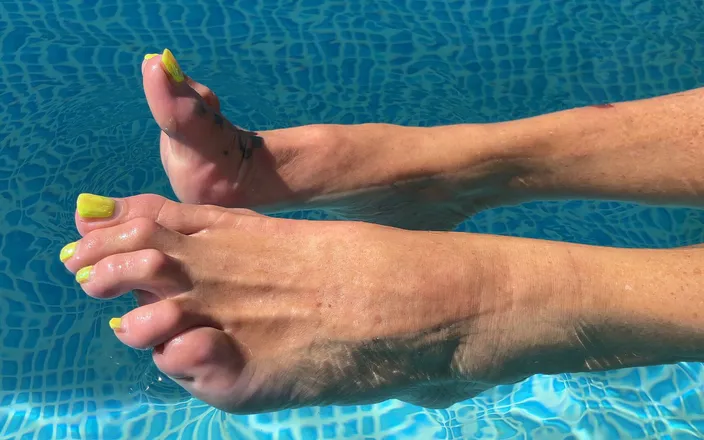 Dominatrix Frida: Splashing Feet in the Pool (203)