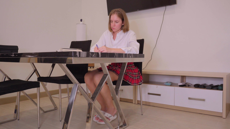 Vanilla studio: Costume. Studentessa del college 18+ pisciata disperata