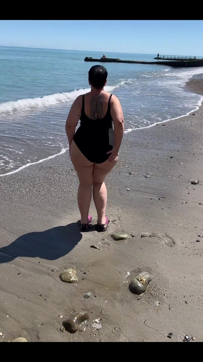 KarmenMilf: Đi bộ bên bãi biển