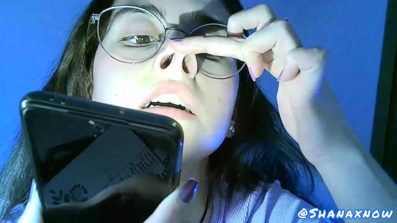 Shanaxnow: Juego fetiche en vivo con mocos y nariz