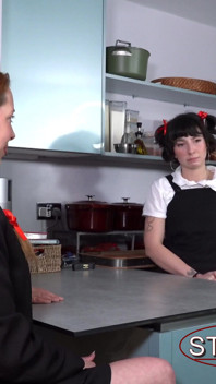Kiki H se fait fesser par sa belle-mère Sarahs