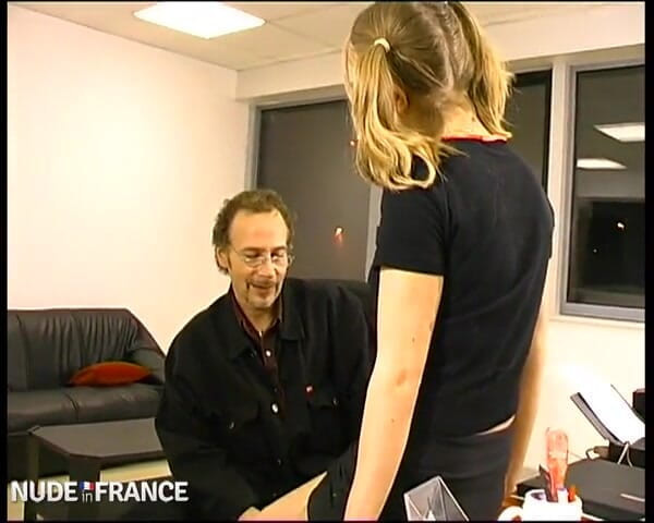 La France a Poil: Seorang guru Prancis menyetubuhi salah satu murid asingnya.