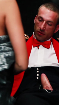 Klasyczne porno z dużymi piersiami MILF z seksowną bielizną zerżnięta na seks grupowy
