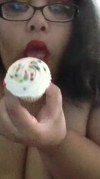 Troia grassa che mangia cupcake in topless!