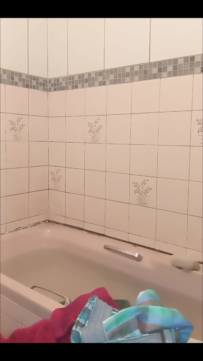 Black Bongs: Мужчина в ванне