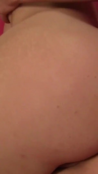 Ładna księżniczka Britney gra w cipkę i pieprzy dildo