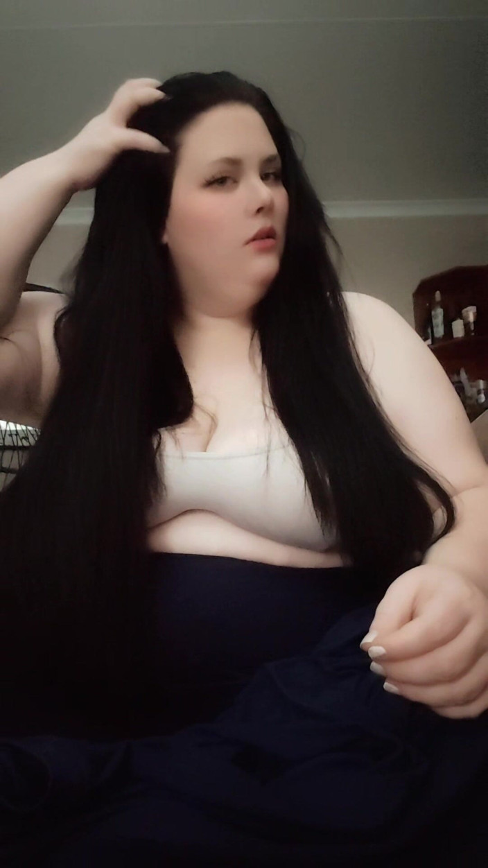 Aliceqii: Asmr spielt mit langen haaren und riesigen titten