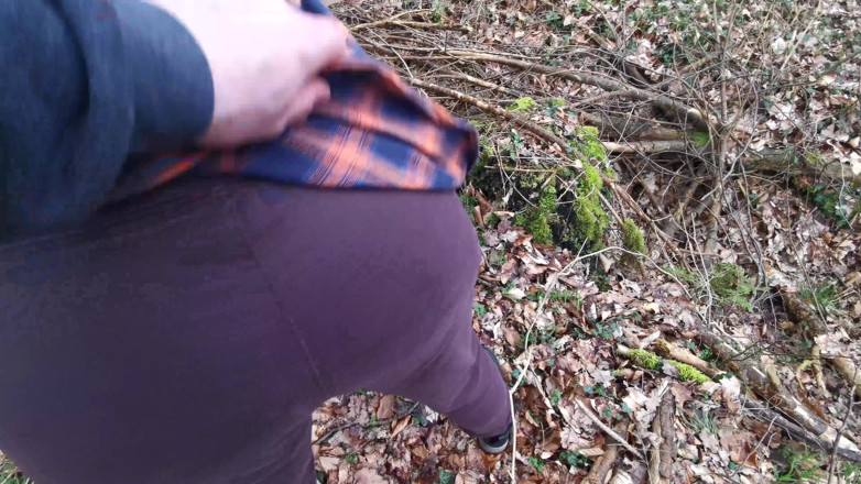 Bouncy Tits Action: Sculaccia il suo culo nudo nella foresta