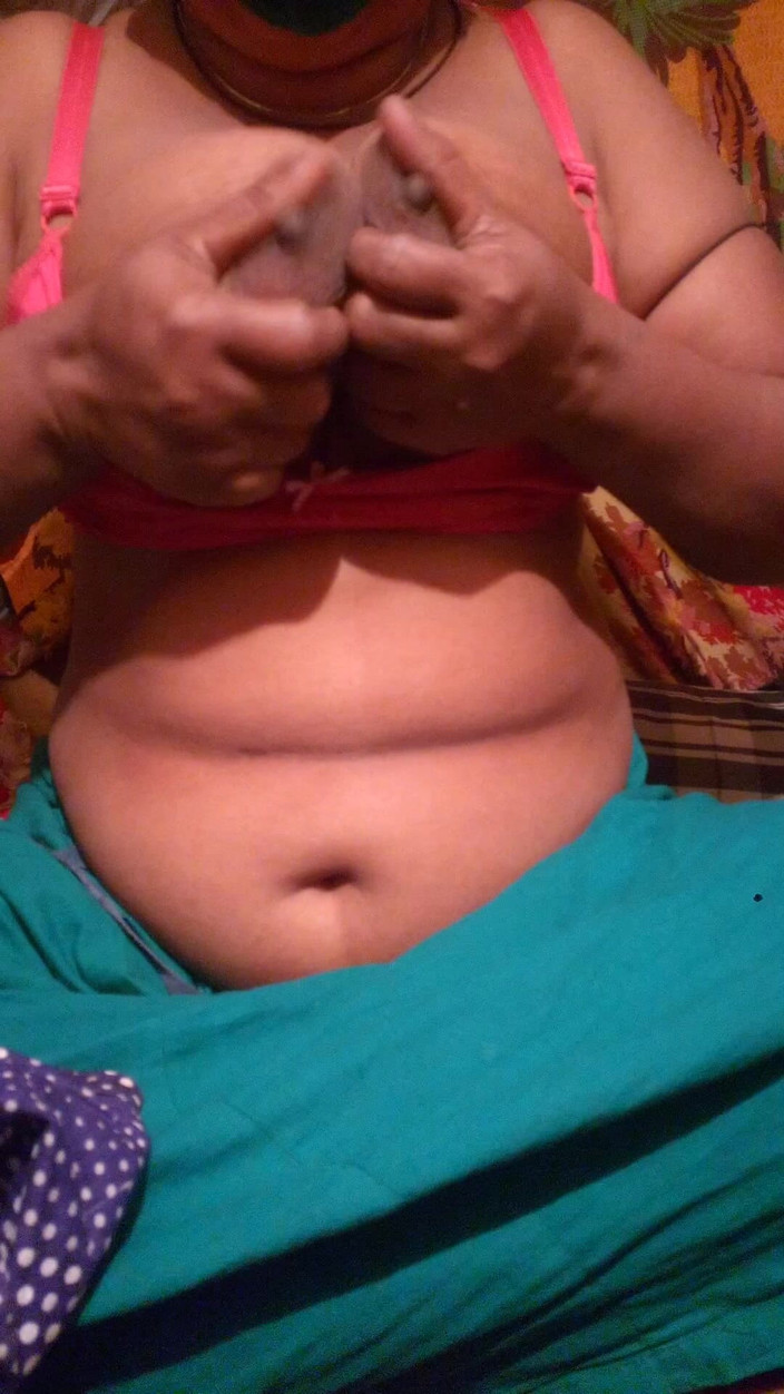 Sadia vabi: देसी सुंदर कॉलेज गर्ल अपने बड़े स्तन और चूत दिखाती है