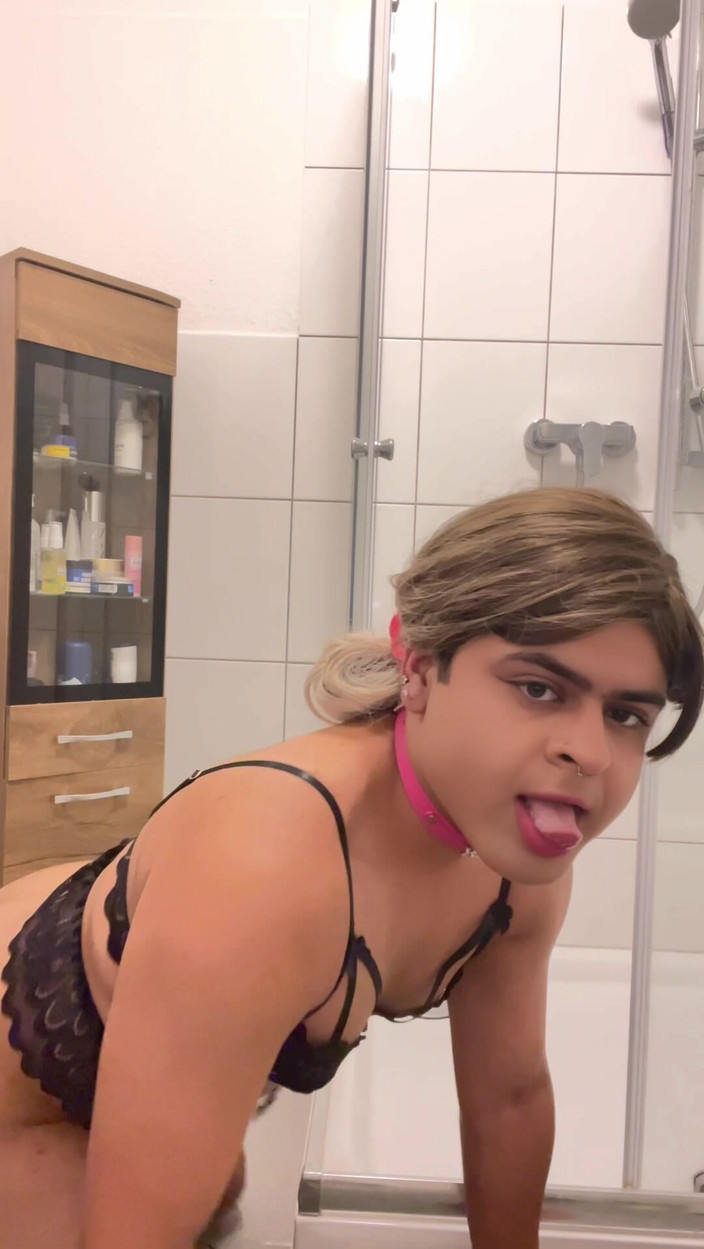 Femme Sandy: Memekku dientot sambil kencing, minum, dan pantatku habis-habisan