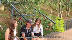 盲人在公园里迷路了，两个拉丁人操他