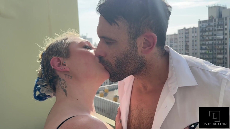 Livie Blainn: Blowjob di luar