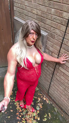 Kellycd2022: 섹시한 빨간 점프수트와 힐을 신은 섹시한 크로스드레서 Kellycd20222