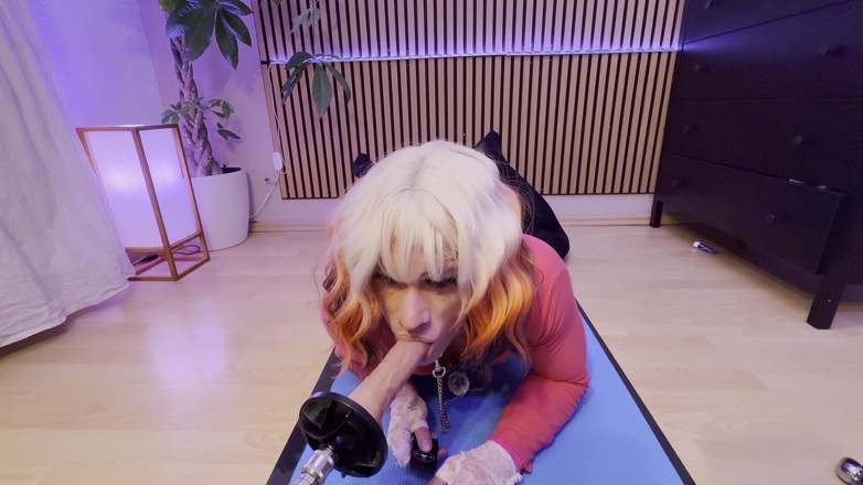 Elvi Lynx: Sissy Elvi Lynx lui baise le cul avec un énorme godemichet...
