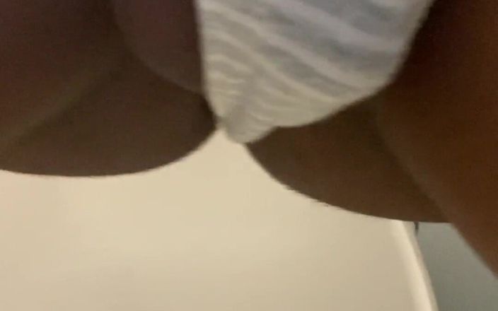 Kimora Creams: हॉट tgirl पेशाब से पहले वीर्य निकालने के लिए अपने लंड और गेंदों को थप्पड़ मारती है फिर अपने बड़े काले लंड को स्ट्रोक करती है