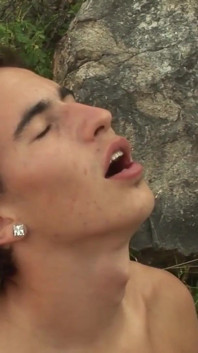 Vídeo exclusivo Bareback: Sexo a três sexy para caras com tesão quentes ansiosos por pau