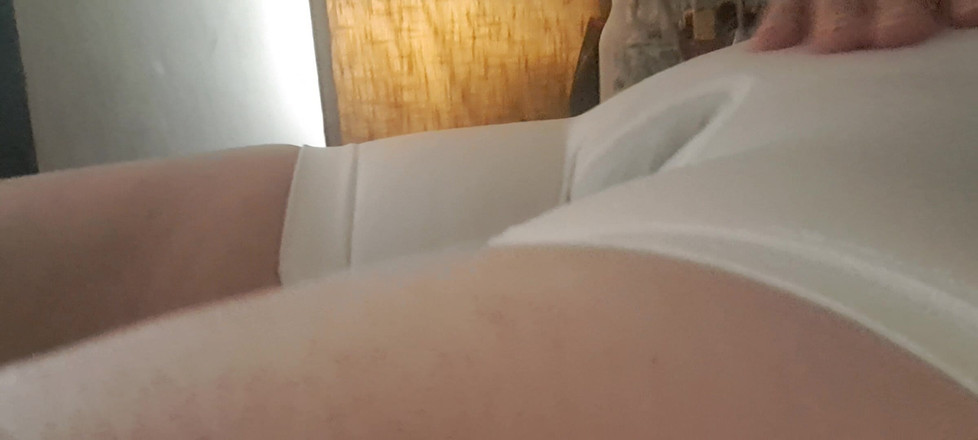 Mommy big hairy pussy: MILF'in vajinasının çizgisi külotunda belirgin