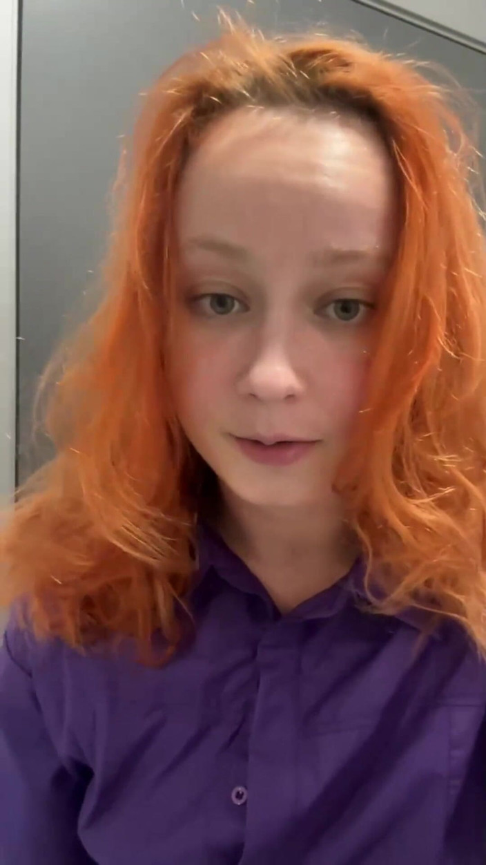 Sheryl X Sinclair: Pisse dans les toilettes publiques avec mon ami sexuel !