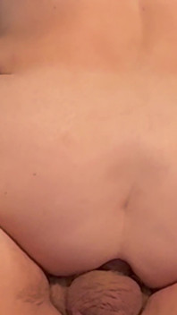 Pipe, éjaculation dans la bouche et chevauche une bite avec creampie anal dans la chatte et le cul
