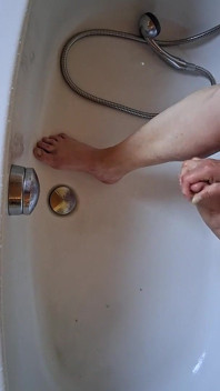 Lavar los pies sucios en la bañera
