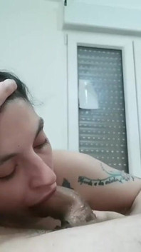 Celá show bohyně deepthroat dává perfektní kouření