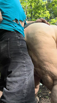 Orang asing gelap menangkapnya yang kering menggesek pantatnya lalu bercinta dengan sangat cepat