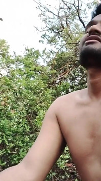 Due meccanici di biciclette si fermano sulla strada e venendo nella foresta e scopano un bel giovane ragazzo.