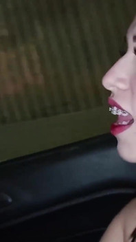 그는 나머지와 함께 행복 할 것인가? 나는 어떻게 그에게 그것을 할 수 있는가? 차에서 내 자지를 빨고 싶어.