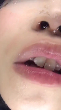 Yuka Asami likt je gezicht met haar natte, kwijlende tong. Open je mond... Haar spuug is van jou nu. Virtuele kusjes in pov.
