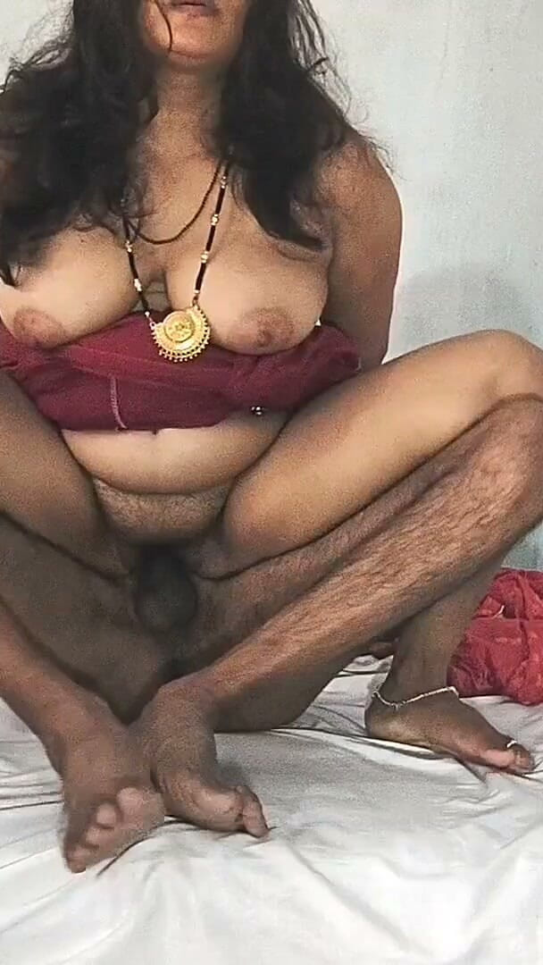 bhabhi_anjali: デシ・バービーは赤いドレスのカウガールに乗って、ミッショナリーでセックスし、毛深い膣に精液を浴びせている