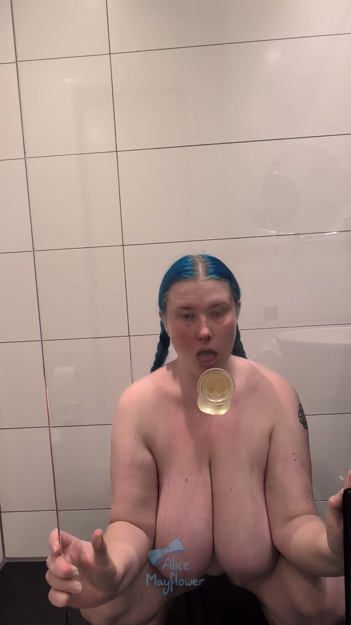 Alice_Mayflower_Scottish: Duşta sikiş ve emme- solo kız