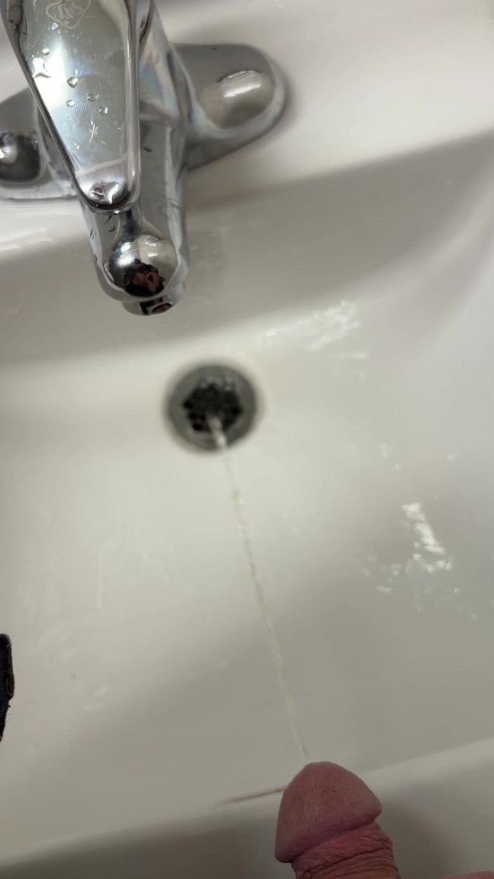 Tatted Daddy: Pișare publică în chiuvetă