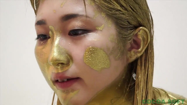 Cocoa Soft: Začněte malovat zlatou barvu na celé tělo štětcem