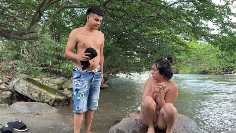 ManuelaAlvarez: Latijnse man kijkt naar verlegen sexy meisje naakt in de...