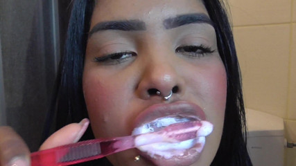 Solo Austria: Feticcio lava i denti della ragazza nera!