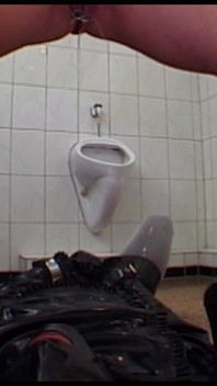 Lateks hizmetçi kırbaçlarla terbiye öğretiyor işiyor anal dildo